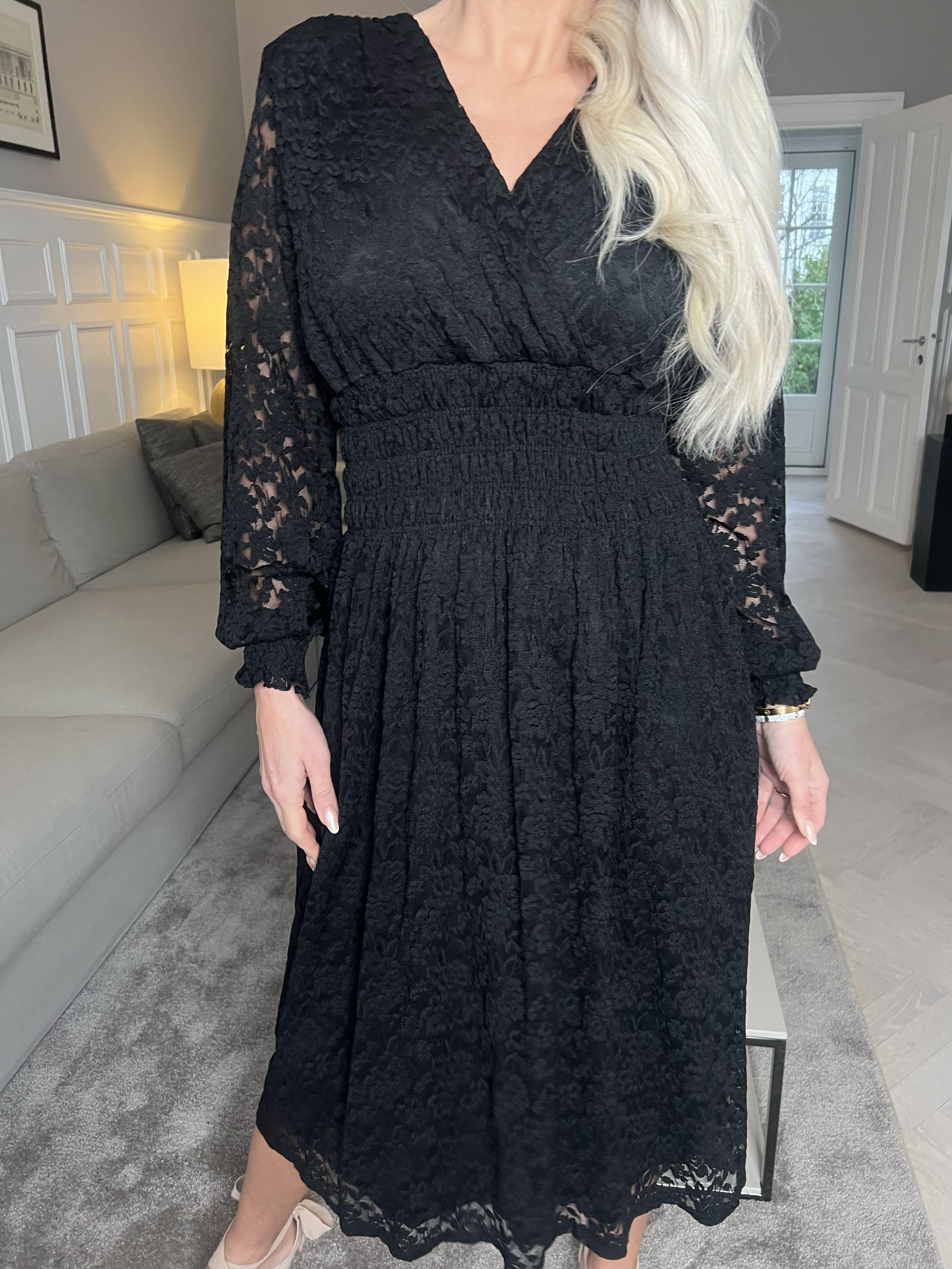 Pams Lace Midi L/S - Klänning i elastisk spets med lång ärm